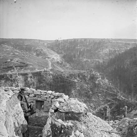 Una trincea austro-ungarica e una postazione di mitragliatrice che domina la strada della Val d'Assa, catturata dalla 143ª Brigata di fanteria, 48a divisione, novembre 1918. © IWM (Q 25982)