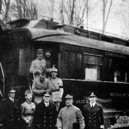 Questa fotografia fu scattata nella foresta di Compiègne dopo aver raggiunto un accordo per l'armistizio che pose fine alla prima guerra mondiale.  Foch è il secondo da destra.
