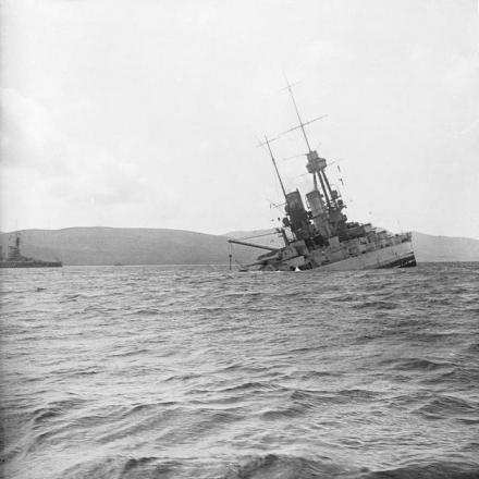 Autoaffondamento della flotta tedesca a Scapa Flow: la corazzata SMS BAYERN affonda di poppa.