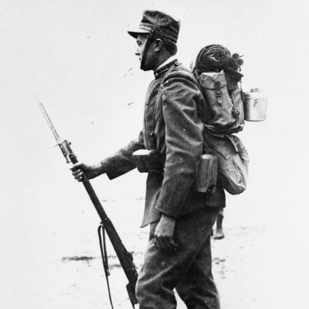Un soldato di fanteria italiano in ordine di marcia, 24 novembre 1917 © IWM (Q 53420)