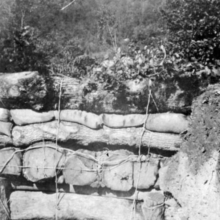 Un soldato italiano con un mortaio da 210 mm in un rifugio in pietra. © IWM Q 83796