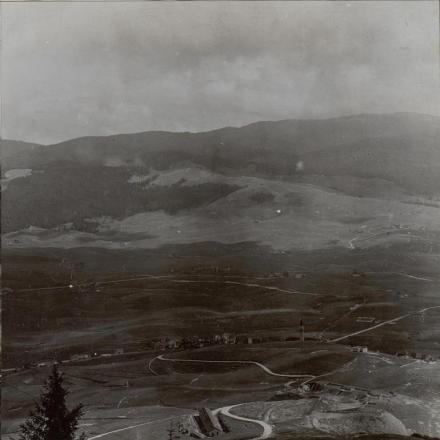 Vista dell'Altopiano di Asiago e della Val d'Assa. A mezza distanza il paese di Canove, a ridosso delle alture Monte Faraore, Monte Lemerle, Monte Magnaboschi, Monte Tralungo e Monte Pau. © Bildarchivaustria_at_Preview_15652925
