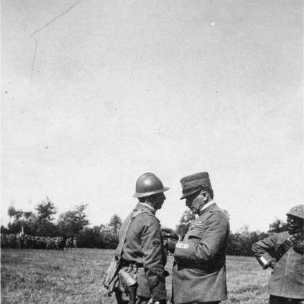 Il generale Armando Diaz consegna le medaglie alle  truppe della Brigata Perugia. © IWM (Q 65370) 