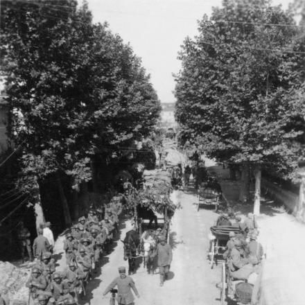 Truppe italiane e trasporti sulla strada Treviso-Fossalta, fronte del Piave. © IWM (Q 65265)