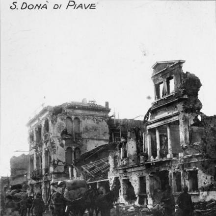 Le rovine della chiesa di San Donà di Piave. © IWM (Q 65378) 
