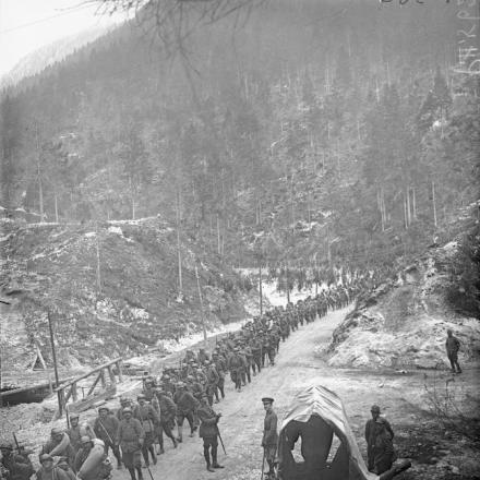 Le truppe italiane marciano lungo la strada di montagna della Val d'Assa, vicino a Portule. © IWM (Q 25946)