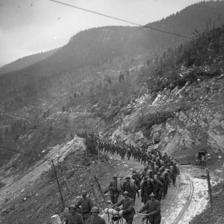 Truppe italiane in marcia sulla strada di montagna della Val d'Assa. © IWM (Q 25976)