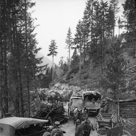 Convogli britannici e italiani che passano l'artiglieria austro-ungarica abbandonata sulla strada di montagna della Val d'Assa. Questo passaggio è stato preso dalla 143a brigata di fanteria, 48a divisione, alle 10:00, il 2 novembre. © IWM (Q 25968)