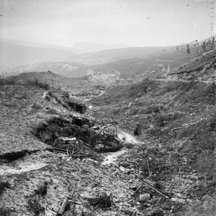Una visione generale delle posizioni austro-ungariche abbandonate dopo un attacco della 143a brigata di fanteria, 48a divisione, 2 novembre. Sullo sfondo si vede un villaggio in rovina. © IWM (Q 25990)