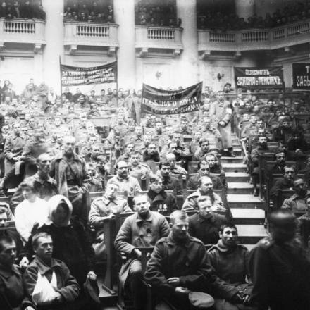 Delegati ascoltano le Tesi di Aprile di Lenin durante una riunione del Soviet